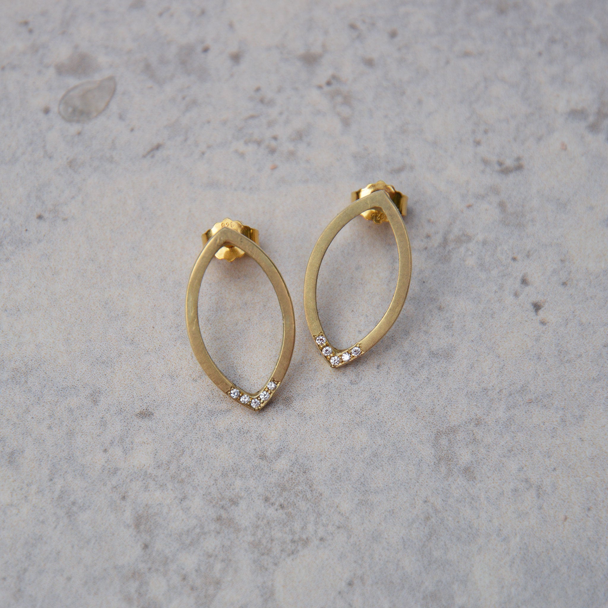 BLATT • ohrstecker • gold • brillanten