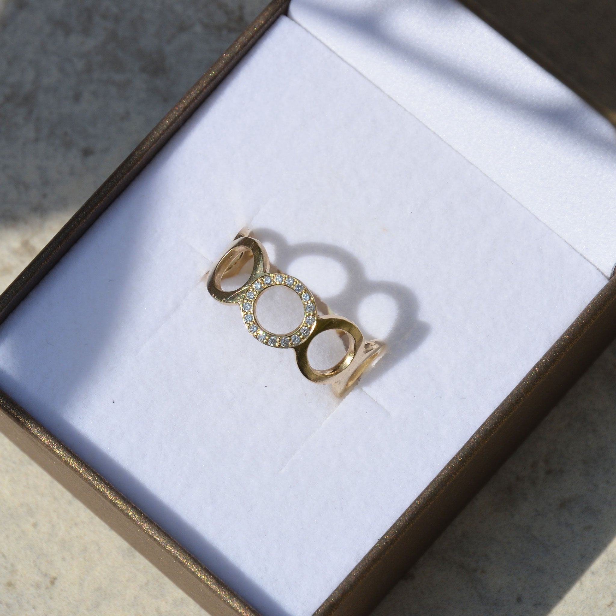 KRINGEL • ring • gold • groß • brillanten