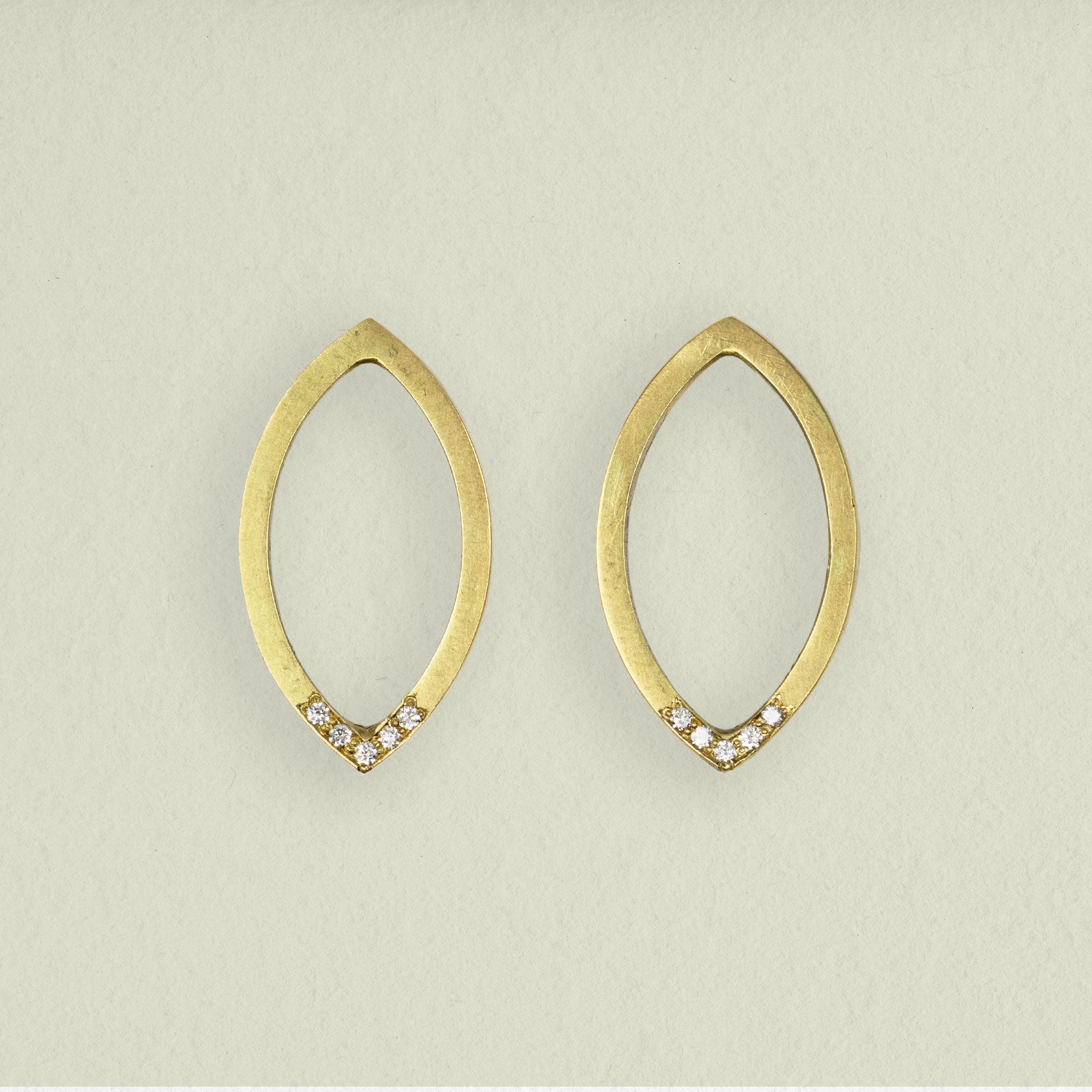 BLATT • ohrstecker • gold • brillanten