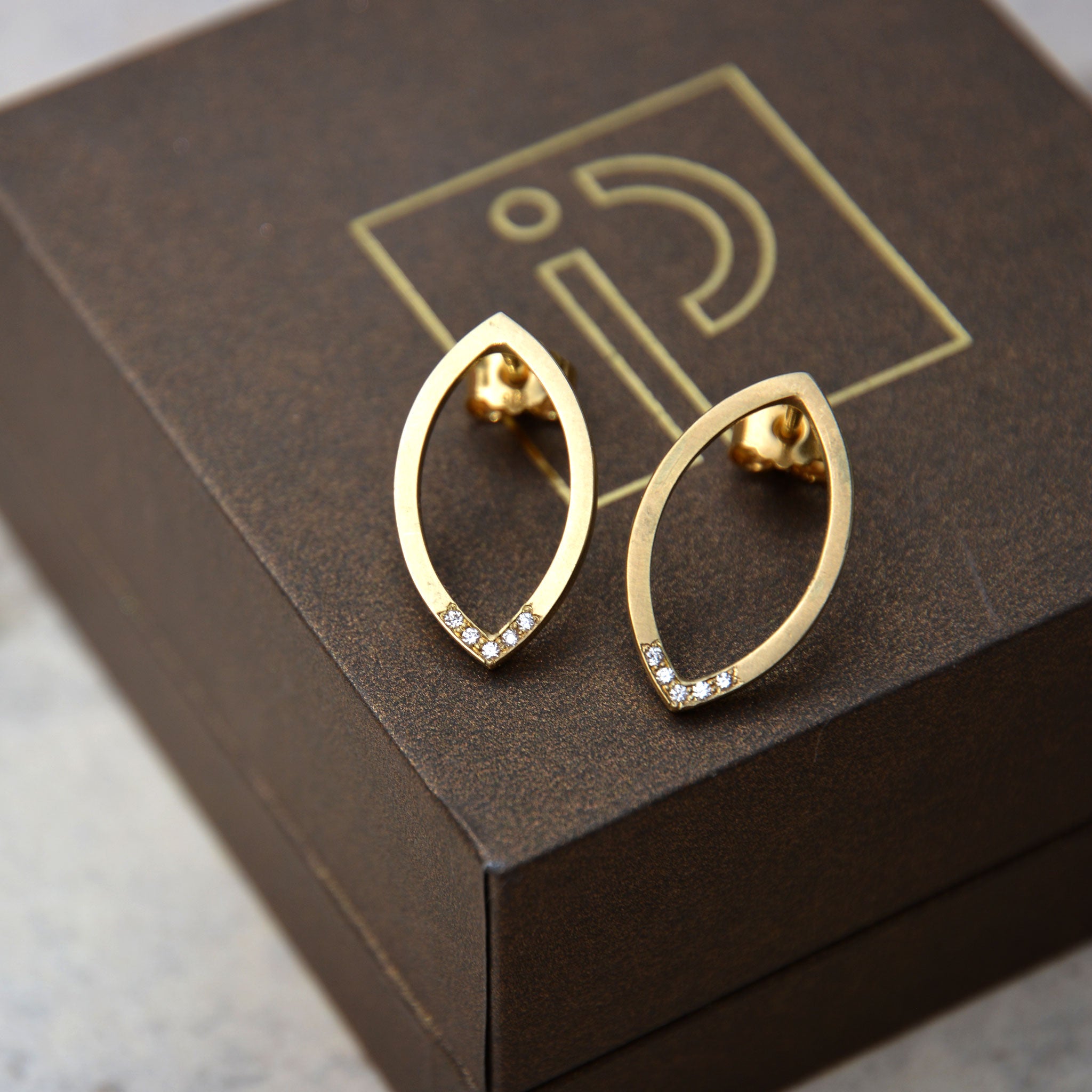 BLATT • ohrstecker • gold • brillanten