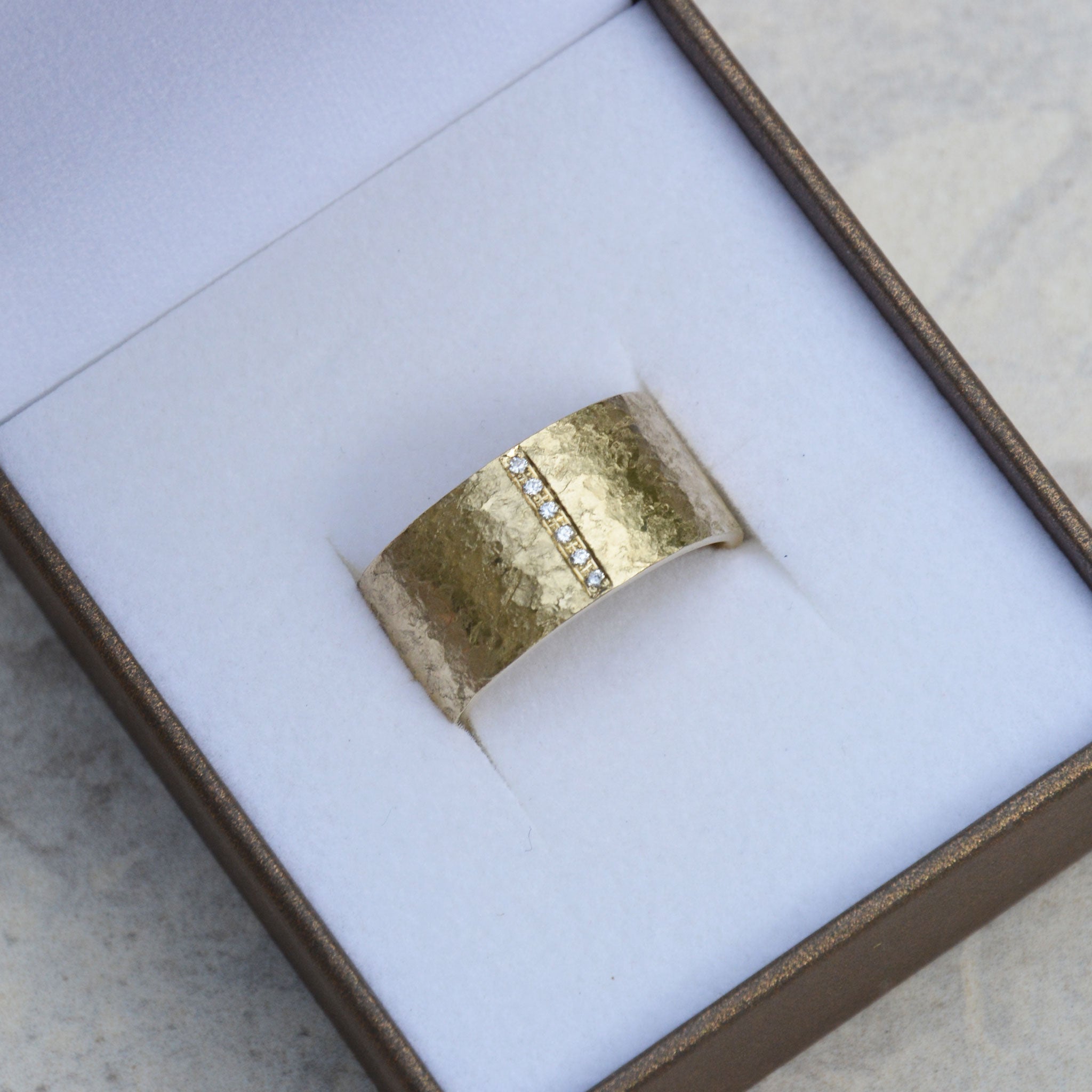 STRUKTUR • ring • gold • brillantlinie